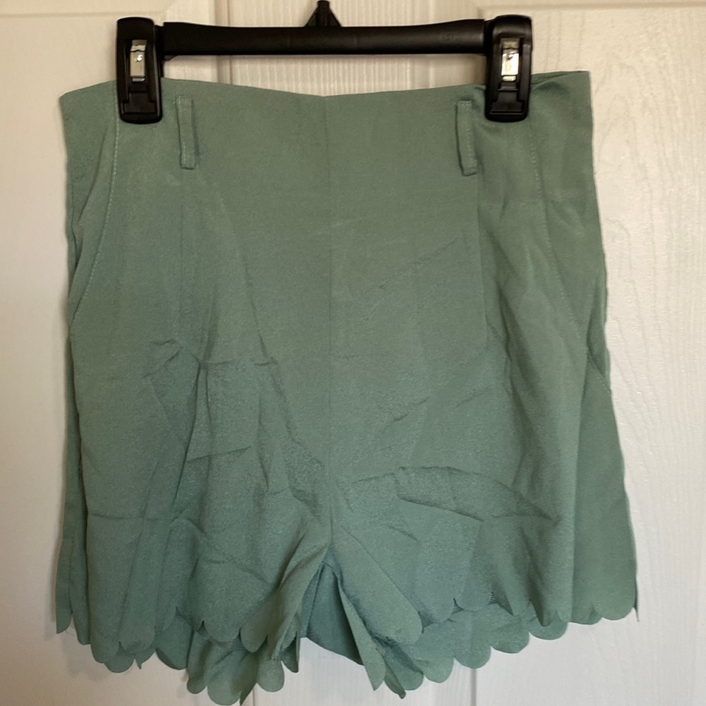 New sz 6 shorts with scalloped edge 🤩